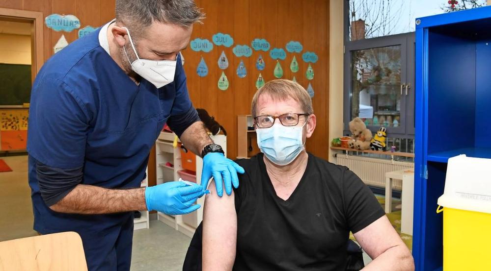Thomas Riegler bekommt von Dr. Andreas Lauer seine dritte Impfung